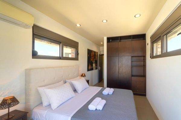 Kreta, Tria Monastiria: Luxuriöse Villa mit 7 Schlafzimmern und Meerblick zu verkaufen