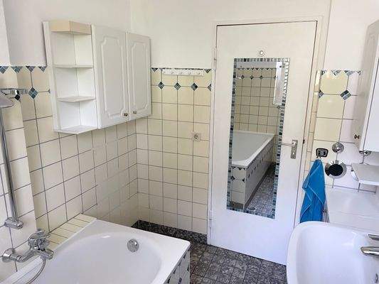 Blick im Badezimmer zur Eingangstür