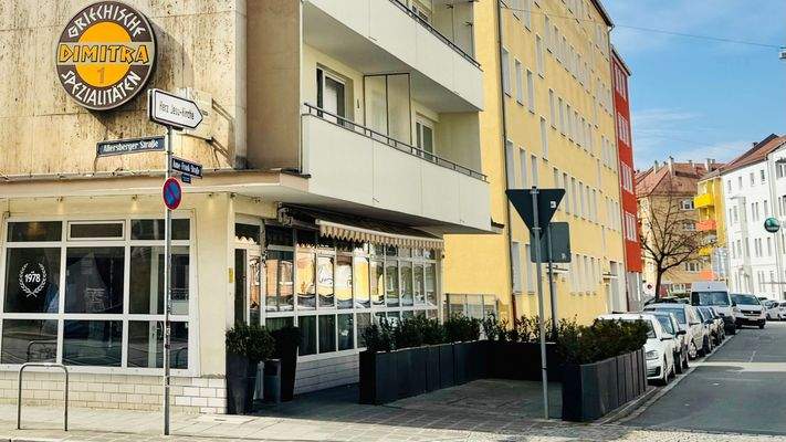 Eingang mit kleinem Biergarten