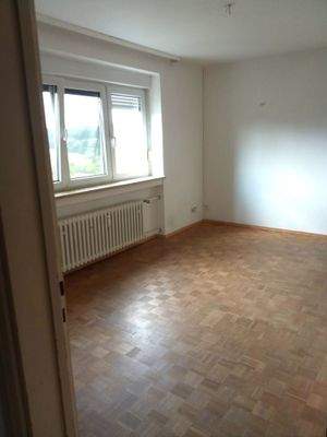 Leeres Zimmer mit Parkettboden