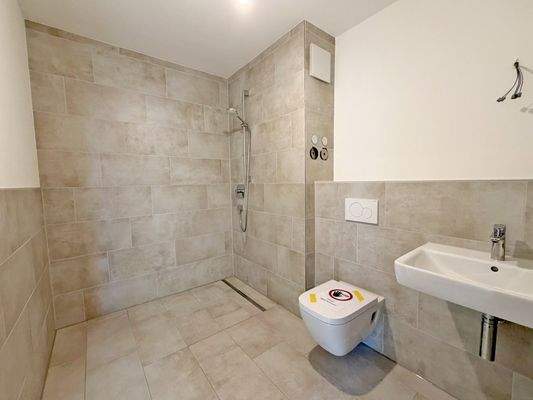 Modernes Bad mit bodengleicher Dusche