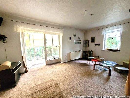 Wohnzimmer mit Zugang zum Wintergarten