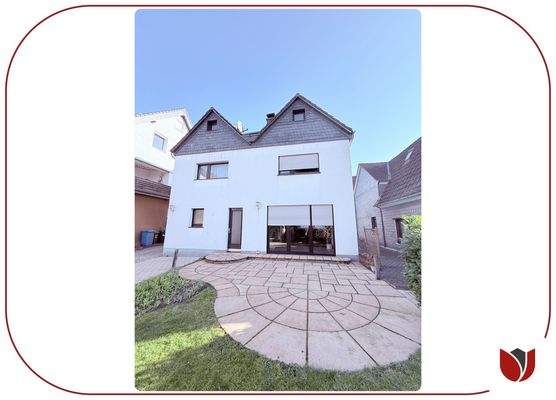 Süd-West-Terrasse mit Blick in den Garten