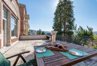 Sonnige Terrasse mit freiem Blick