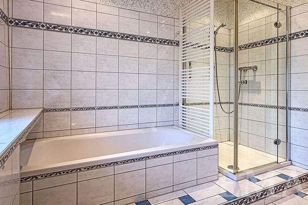 ... mit Badewanne und Dusche