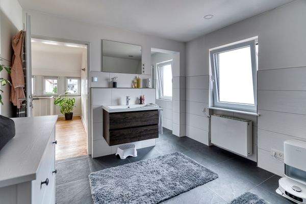 badezimmer obergeschoss vorne.jpg