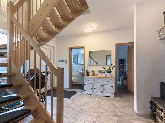 3. Eingangsbereich mit Gäste-WC und HWR.jpeg