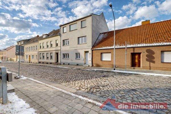 Straßenansicht des Mehrfamilienhauses