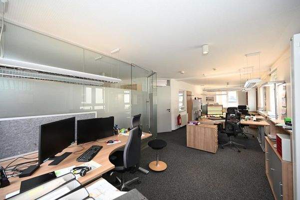 Großraumbüros im EG
