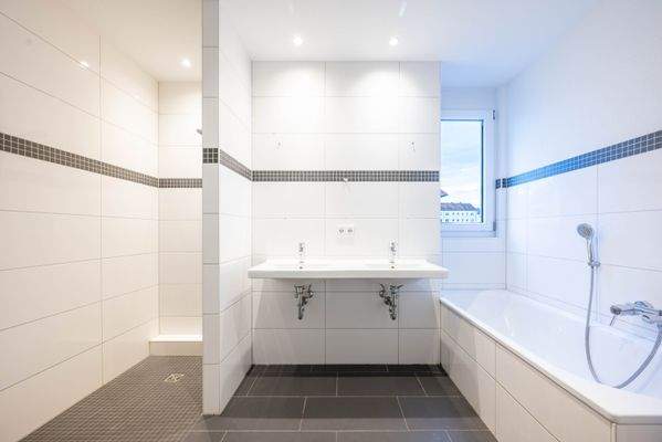 BAdezimmer mit Dusche & Badewanne