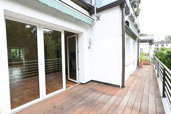 Helle Terrasse mit Holzboden