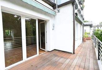 Helle Terrasse mit Holzboden