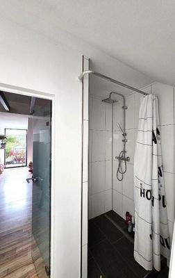 Bad mit Blick ins KZ