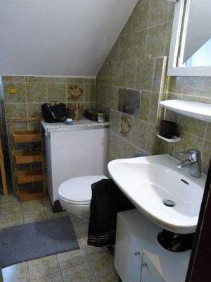 Badezimmer mit Wanne und Fenster