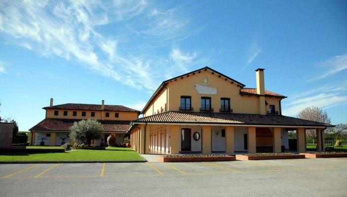 Blick von der Parkplatzseite