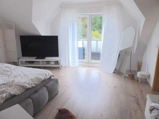 Schlafzimmer mit Zugang Balkon OG