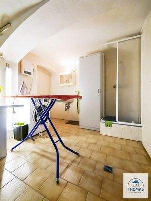 Kellerraum mit Dusche und Waschmaschinenanschluss