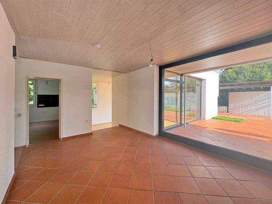 Essbereich mit Zugang zur überdachten Terrasse