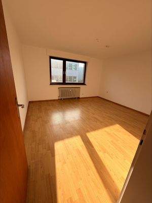 Helles Zimmer mit Holzboden