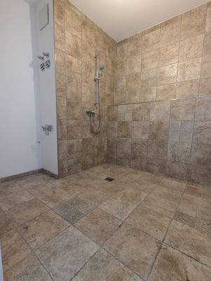 Duschbad mit Waschmaschinenanschluss