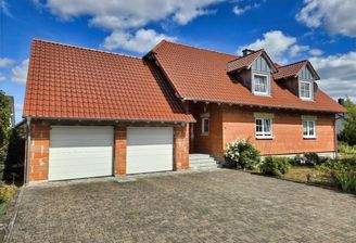 Außenansicht Wohnhaus + Doppelgarage