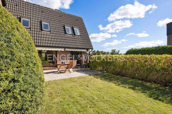 Blick auf die sonnige Terrasse