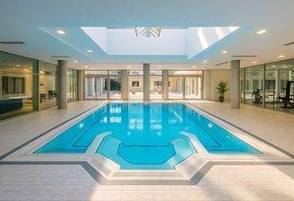 Indoor-Pool (KI unterstützt)