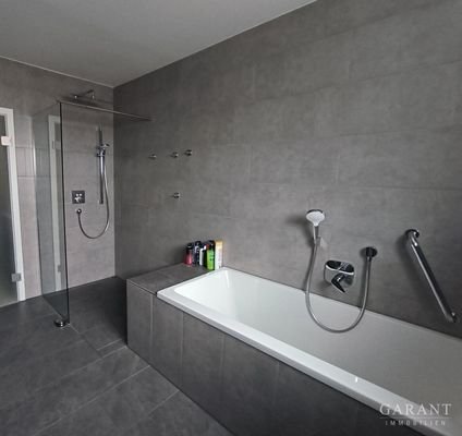 bodengleiche-Dusche-und-Wanne