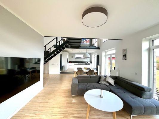 Wohnzimmer mit Blick Richtung Küche
