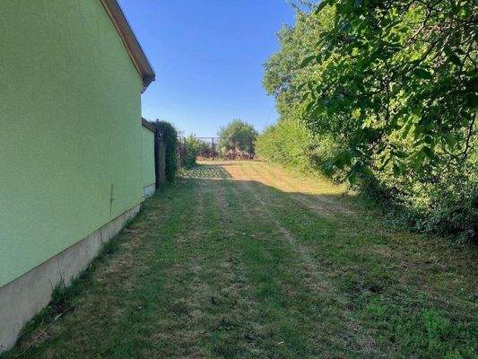 Ausfahrt Gartenrückseite