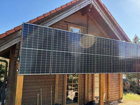 Balkon mit PV-Anlage
