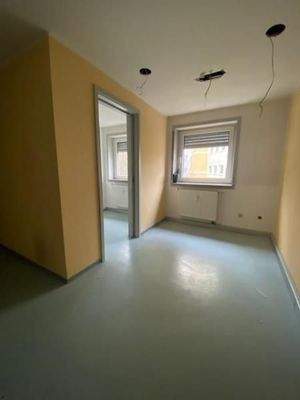 Raum 1 mit ein kleien Bürobereich 