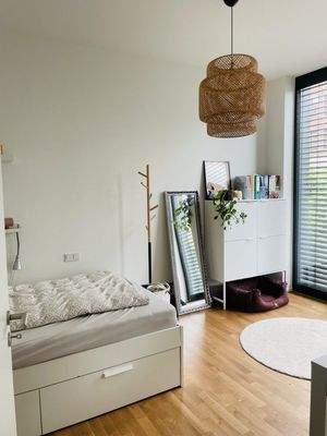 Helles Schlafzimmer mit Deko