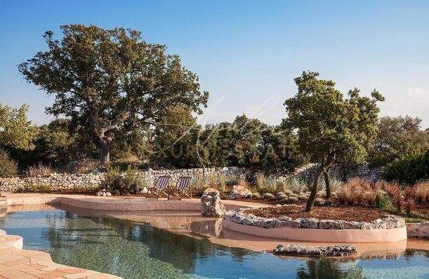 Trulli aus dem 17. Jahrhundert mit Pool