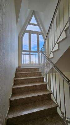 Treppenhaus mit großem Fenster