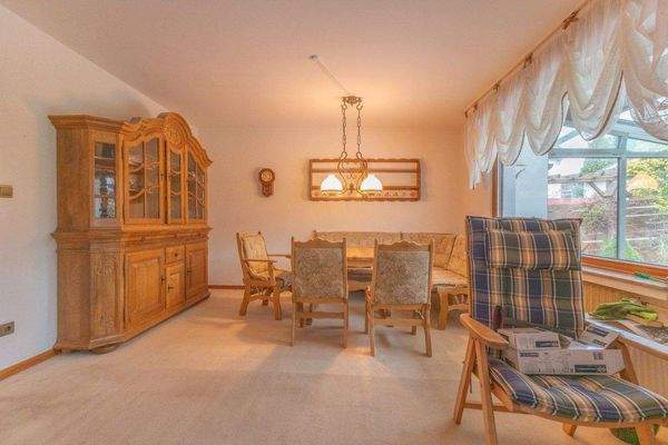 Großes Wohn-Esszimmer mit Zugang zum Wintergarten