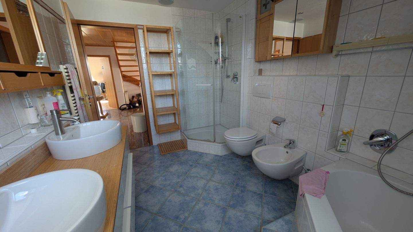 Badezimmer im 1. DG – Eigentumswohnung mit Fernsicht