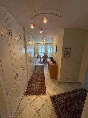 Flur mit praktischen Einbauschrank