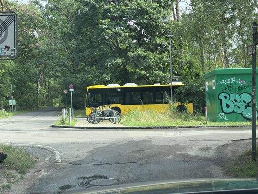 ca. 650m entfernt Bushaltestelle