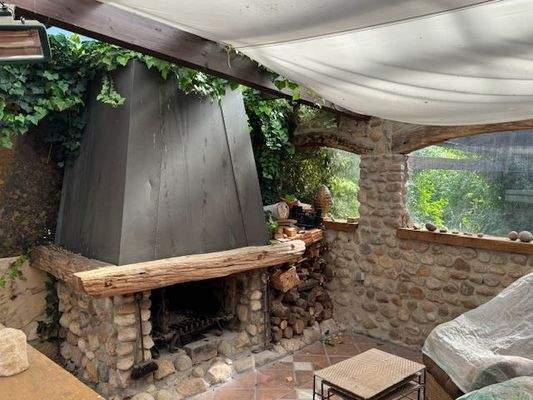Außenkamin mit Sitzecke