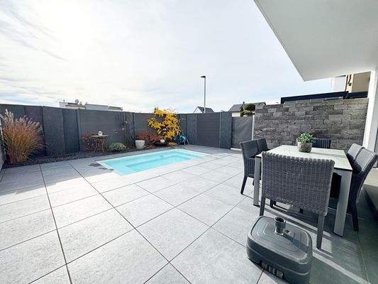 Grundstück mit Pool