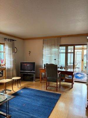 Wohnzimmer mit Übergang zum Wintergarten