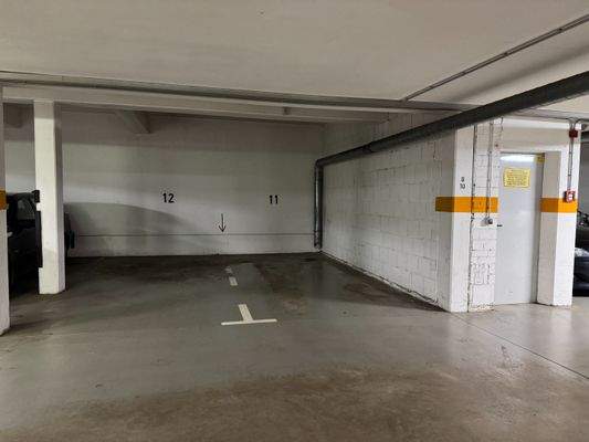 Tiefgaragenstellplatz (12) direkt zur Wohnanlagentür