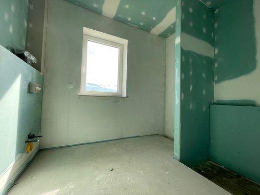 Tageslichtbad mit Vorbereitung für Wanne und Dusche