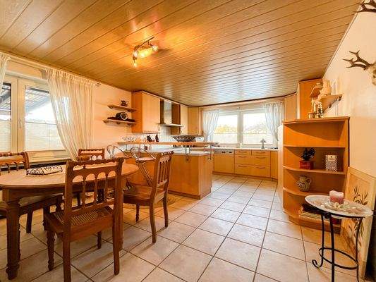 großzügige Essküche (UG)