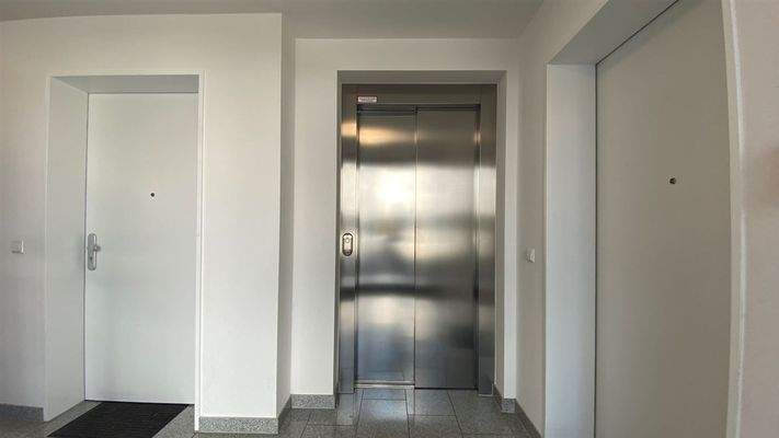 Treppenhaus mit Liftanlage