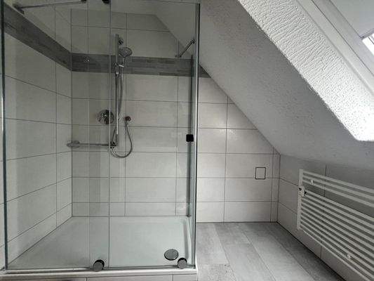 ... großer bodentiefer Dusche