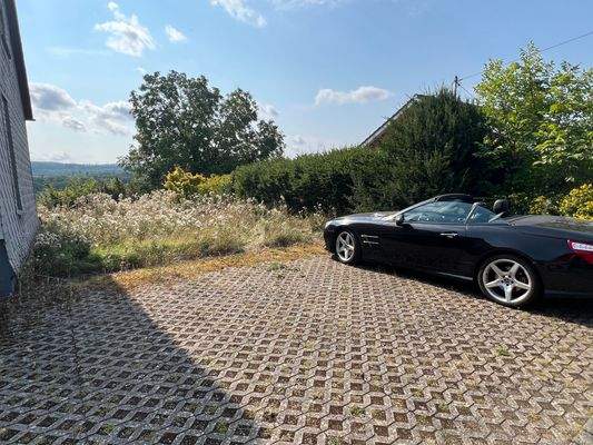 2 KFZ-Stellplätze neben Haus