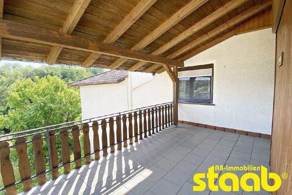 Überdachter Balkon im Obergeschoss