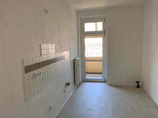 Küche mit Zugang zum Balkon